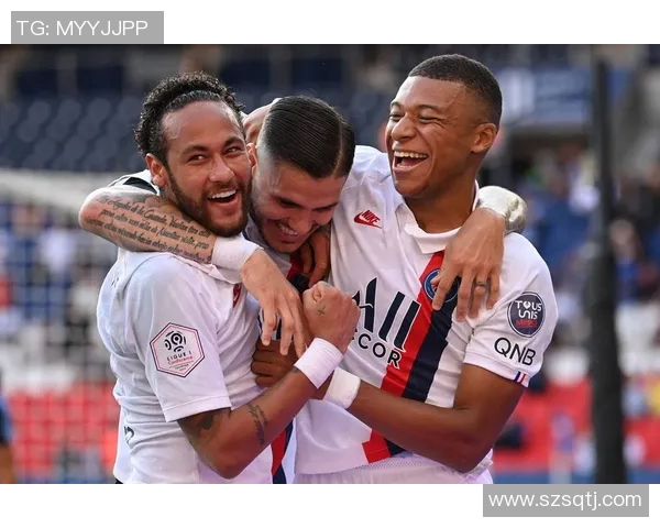 中国足球明星齐聚一堂合影留念展现团结与友谊的精彩瞬间 中国足球明星齐聚一堂合影留念展现团结与友谊的精彩瞬间